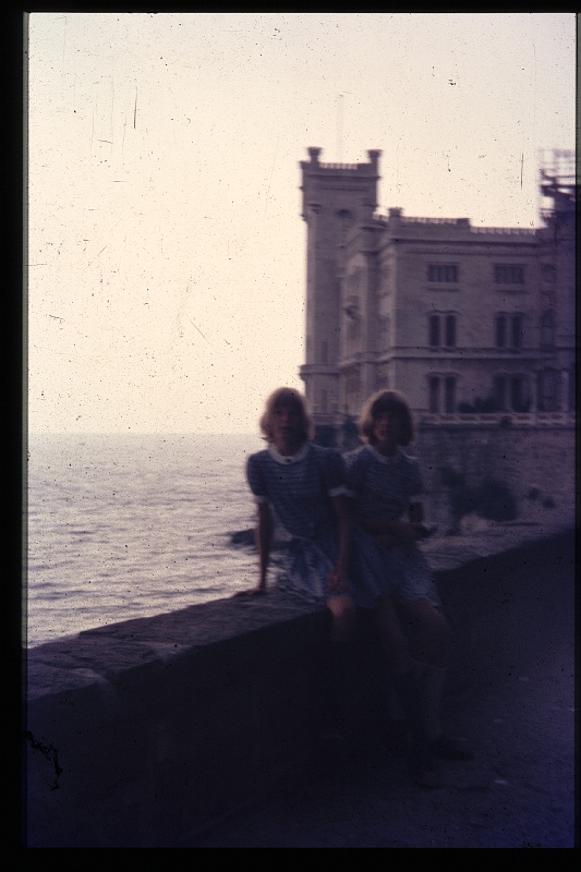 29.Miramare jul 1975 Brigitte,Marion.JPG